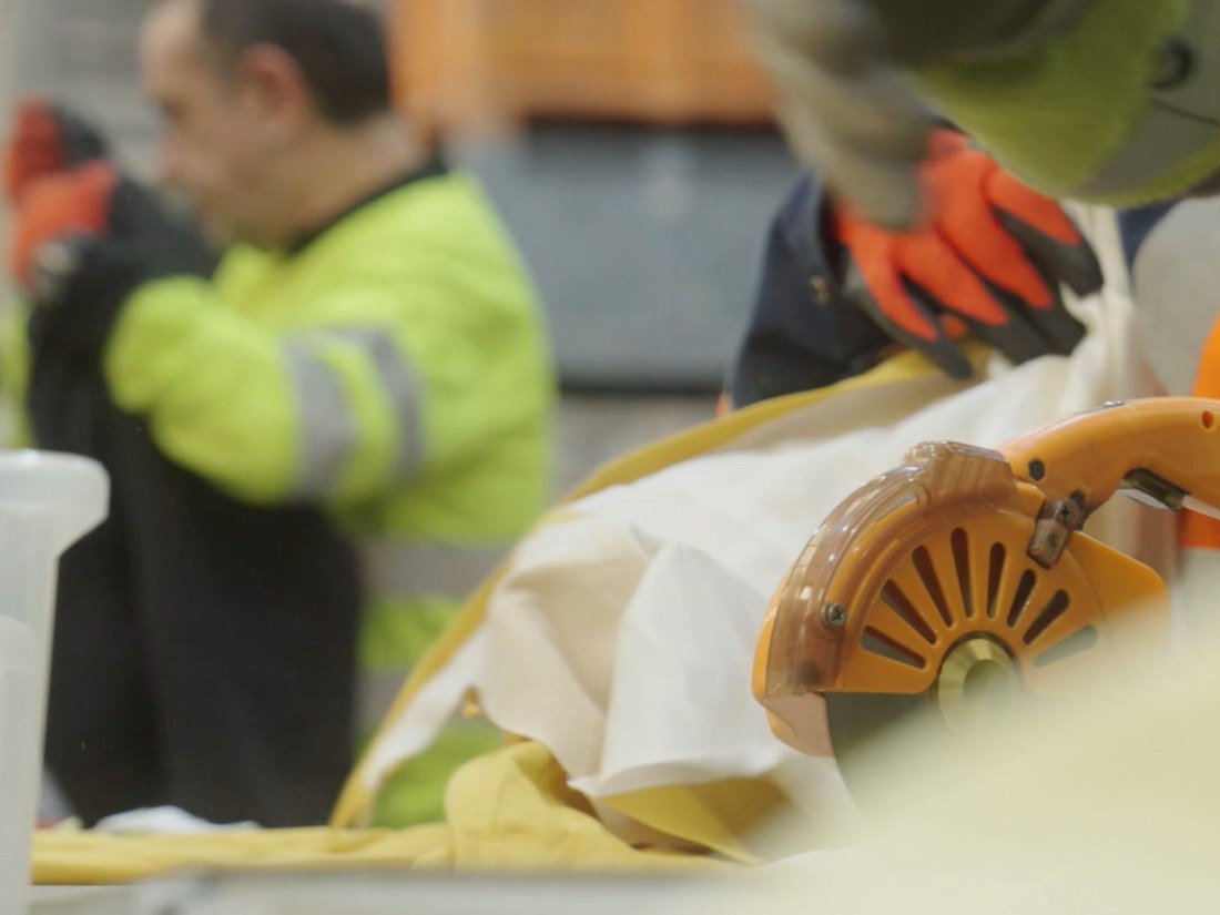 Operario preparando material textil para su valorización